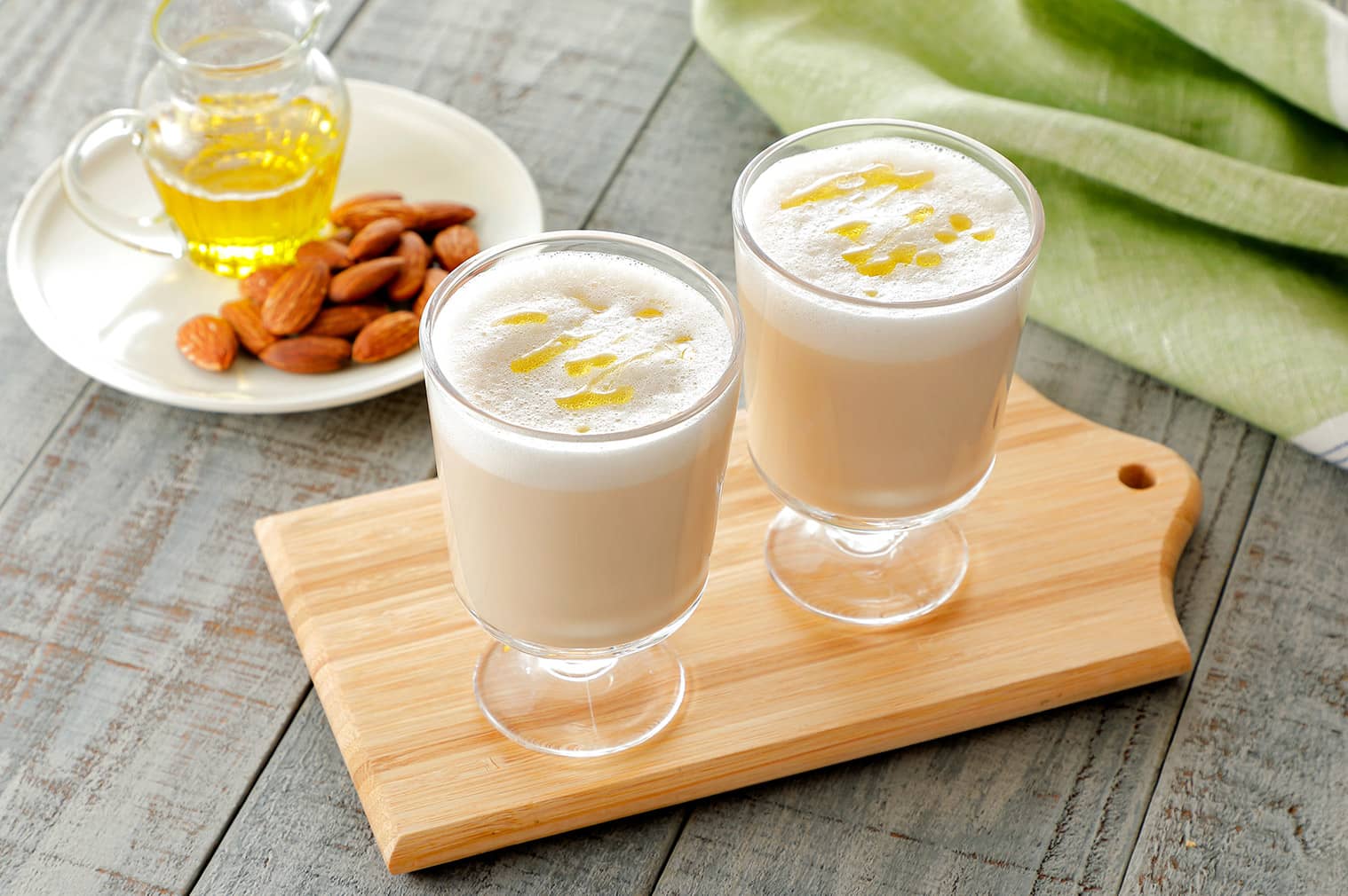 ICE オリーブの風味豊かな至福のアーモンドミルク